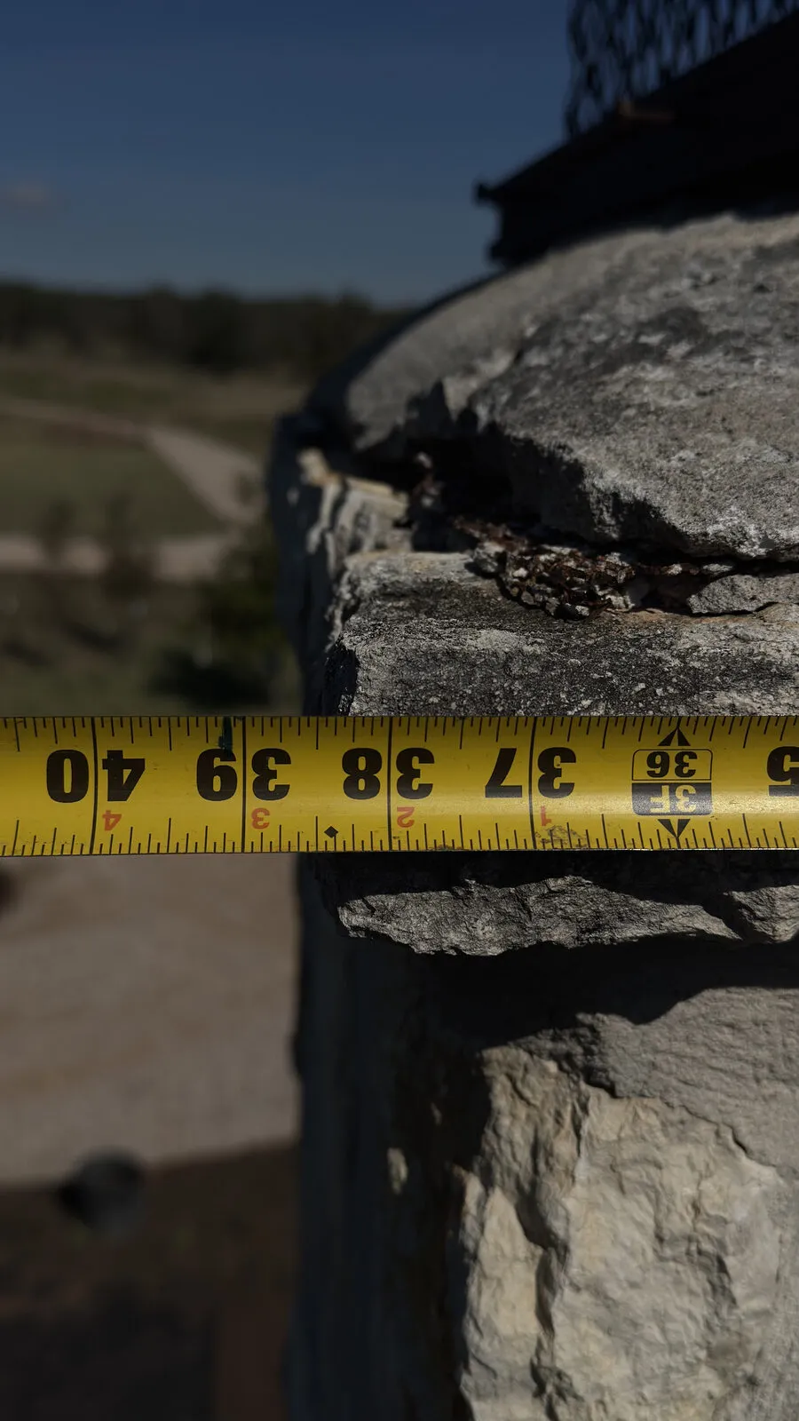 Measuring the crown: the crack is documented with a tape for the report